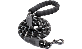 Leash reflexiv negru pentru câine, 1.5 cm grosime și 1.5 m lungime, frânghie durabilă și mâner căptușit pentru confort.