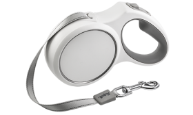 Lesă retractabilă albă pentru câini cu mâner ergonomic gri, extensibilă până la 5 metri, cu clip rezistent pentru siguranță.