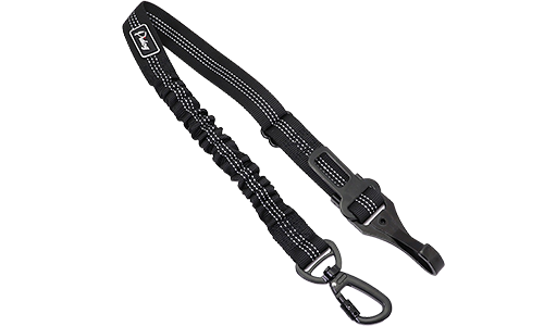 Lesă reflectorizantă pentru siguranță auto, neagră, 55-65 cm, curea ajustabilă, cu clips metalic pentru călătorii sigure.