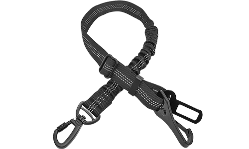 Lesă auto reflectorizantă pentru câini, neagră, 55-65 cm, curea ajustabilă, material vizibil în condiții de lumină redusă.