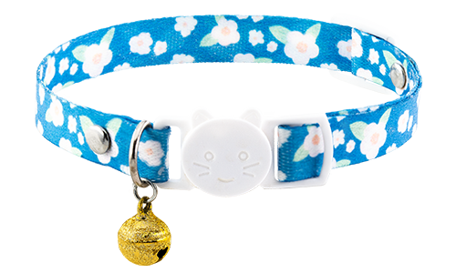 Guler de pisică breakaway cu design floral albastru, ajustabil și ușor pentru confort, cu cataramă albă și clopoțel aurie.