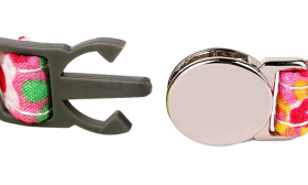 Guler de pisică breakaway cu model carouri roșii, cataramă metalică, lățime 1cm, cataramă de siguranță și clopoțel argintiu.