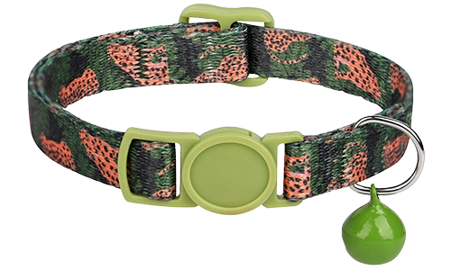 Guler de pisică breakaway cu model camuflaj verde și portocaliu, ajustabil și ușor, cu cataramă verde și clopoțel.