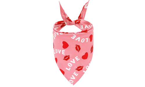 Bandană roz pentru câini, cu text 'LOVE', inimioare roșii și buze, perfectă pentru Valentine's Day, lavabilă ușor.