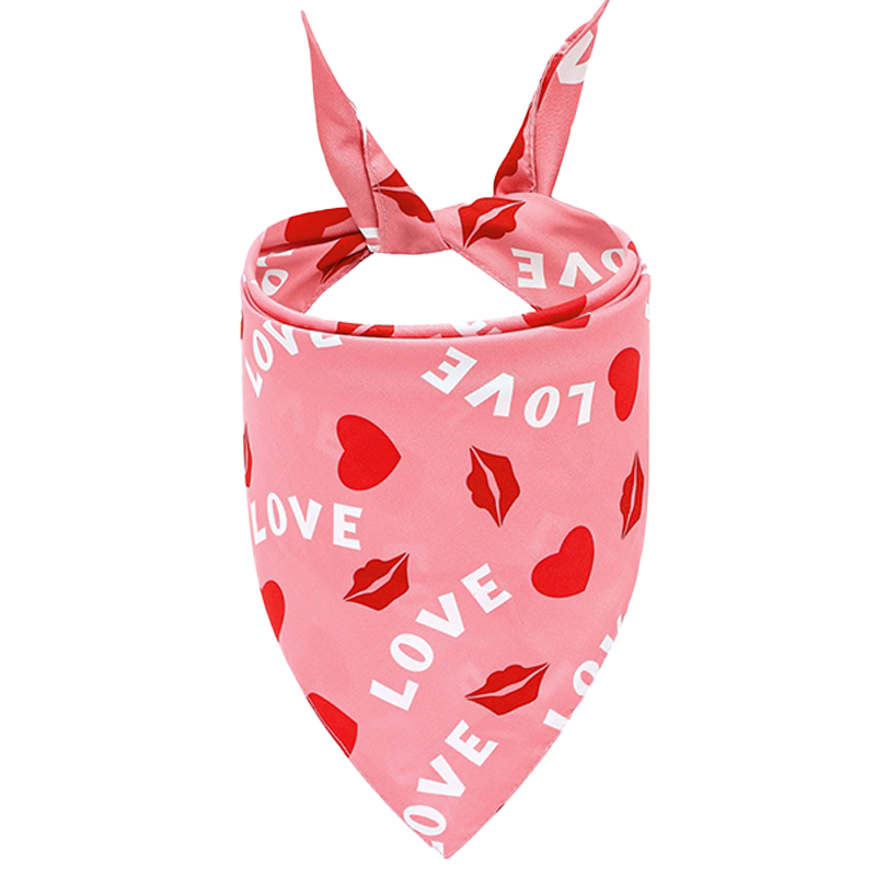 Bandană cu Imprimeu Romantic pentru Câini Bandană roz pentru câini, cu text 'LOVE', inimioare roșii și buze, perfectă pentru Valentine's Day, lavabilă ușor.
