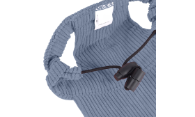 Corgi purtând șapcă sport albastră din material respirabil, ușoară, cu cataramă ajustabilă pentru o fixare sigură.